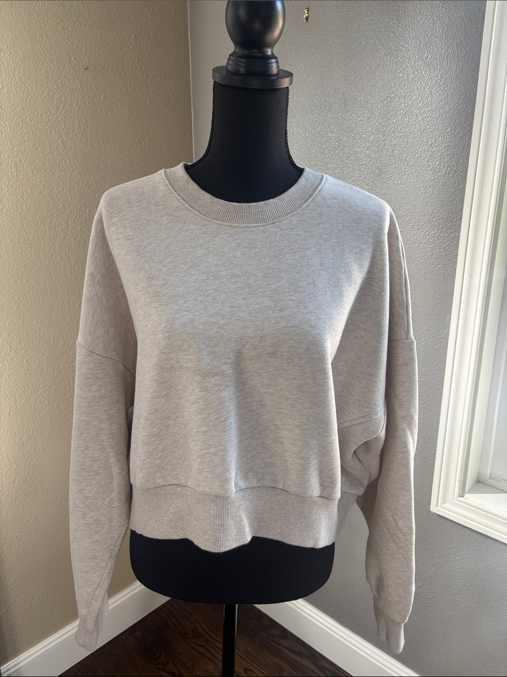 Vuori Oatmeal Heather Cropped Crewneck Sweatshirt